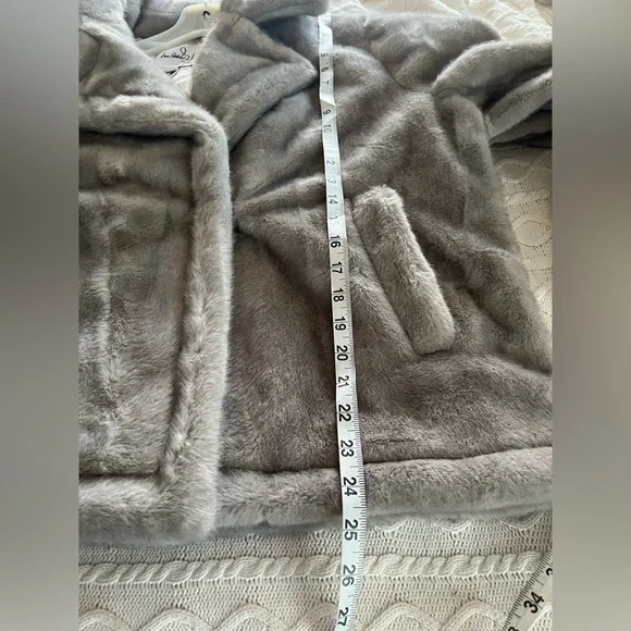 New! Sam Edelman Notched Lapel Women's Gray Faux Fur Coat Size XL - Picture 9 of 15